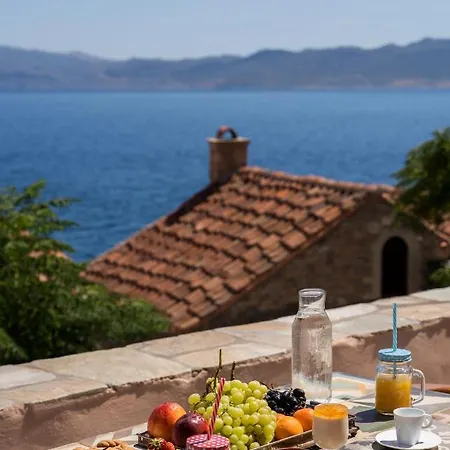 Myrsini's Castle House - Comfortable With Large Balcony & Sea View Semesterbostad Monemvasía