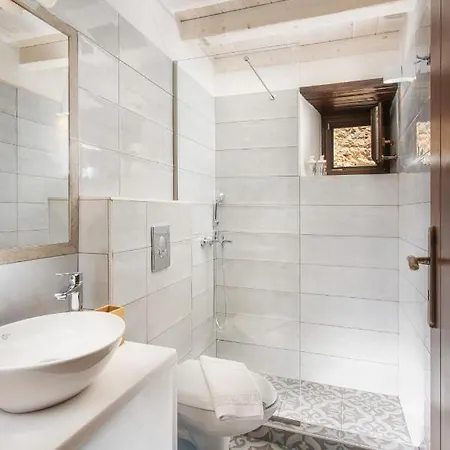 Semesterbostad Myrsini's Castle House - Comfortable With Large Balcony & Sea View