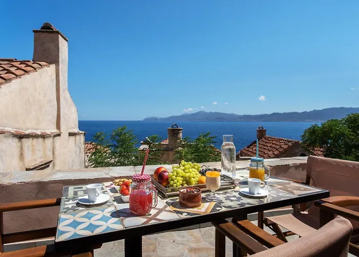 Vakantiehuis Myrsini's Castle House - Comfortable With Large Balcony & Sea View *