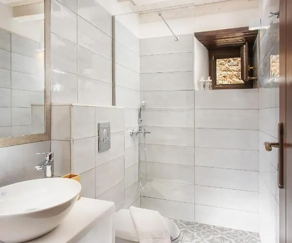 Vakantiehuis Myrsini's Castle House - Comfortable With Large Balcony & Sea View