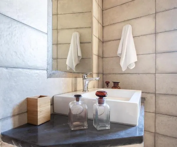 Myrsini's Castle House - Comfortable With Large Balcony & Sea View